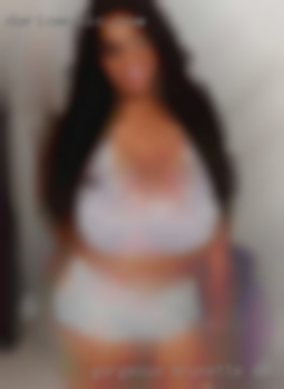 Gorgeous brunette ex model,5ft adult 7in from Des Moines.